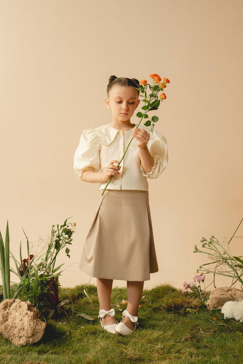 Hazel | Embroidered top with scalloped collar and puffed sleeves