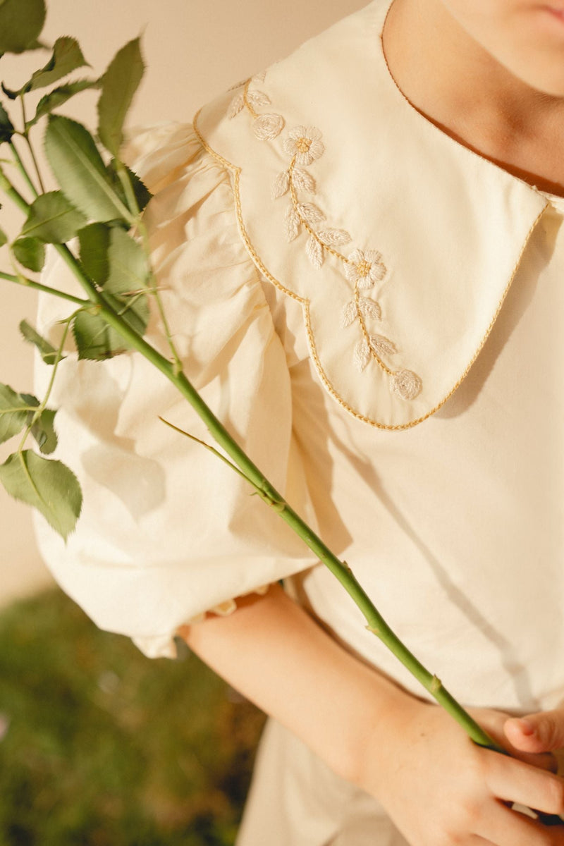 Hazel | Embroidered top with scalloped collar and puffed sleeves